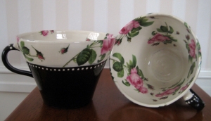 Tekopp med rosa rosor (Kontinental) - Anna Keramik