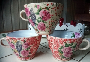 Tekopp Röda Undulater med Rosor - Anna Keramik